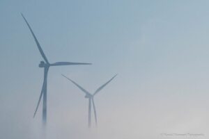 DSC_8660-2 Neeltje Jans windmolens in zeemist